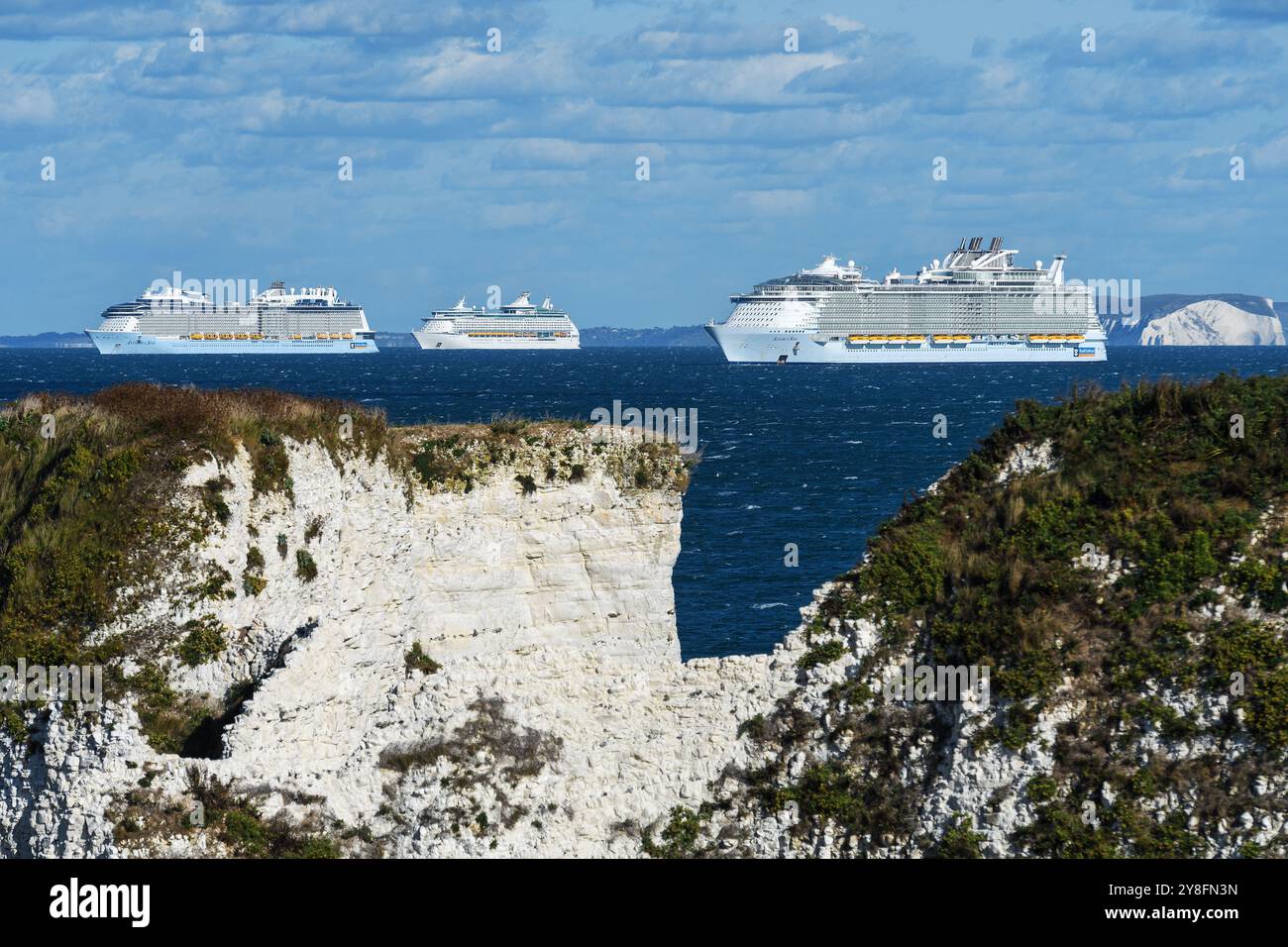 Ungenutzte Kreuzfahrtschiffe vor Anker in Poole Bay, die aufgrund der COVID-19-Pandemie nicht einsatzfähig sind. Stockfoto