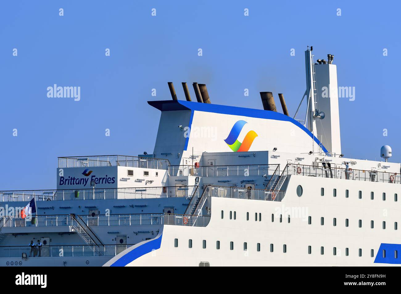 Detailansicht des Trichters und der Abgase für Flüssigerdgas (LNG) auf der E-Flexer-Fähre Salamanca, die von Brittany Ferries betrieben wird. Stockfoto