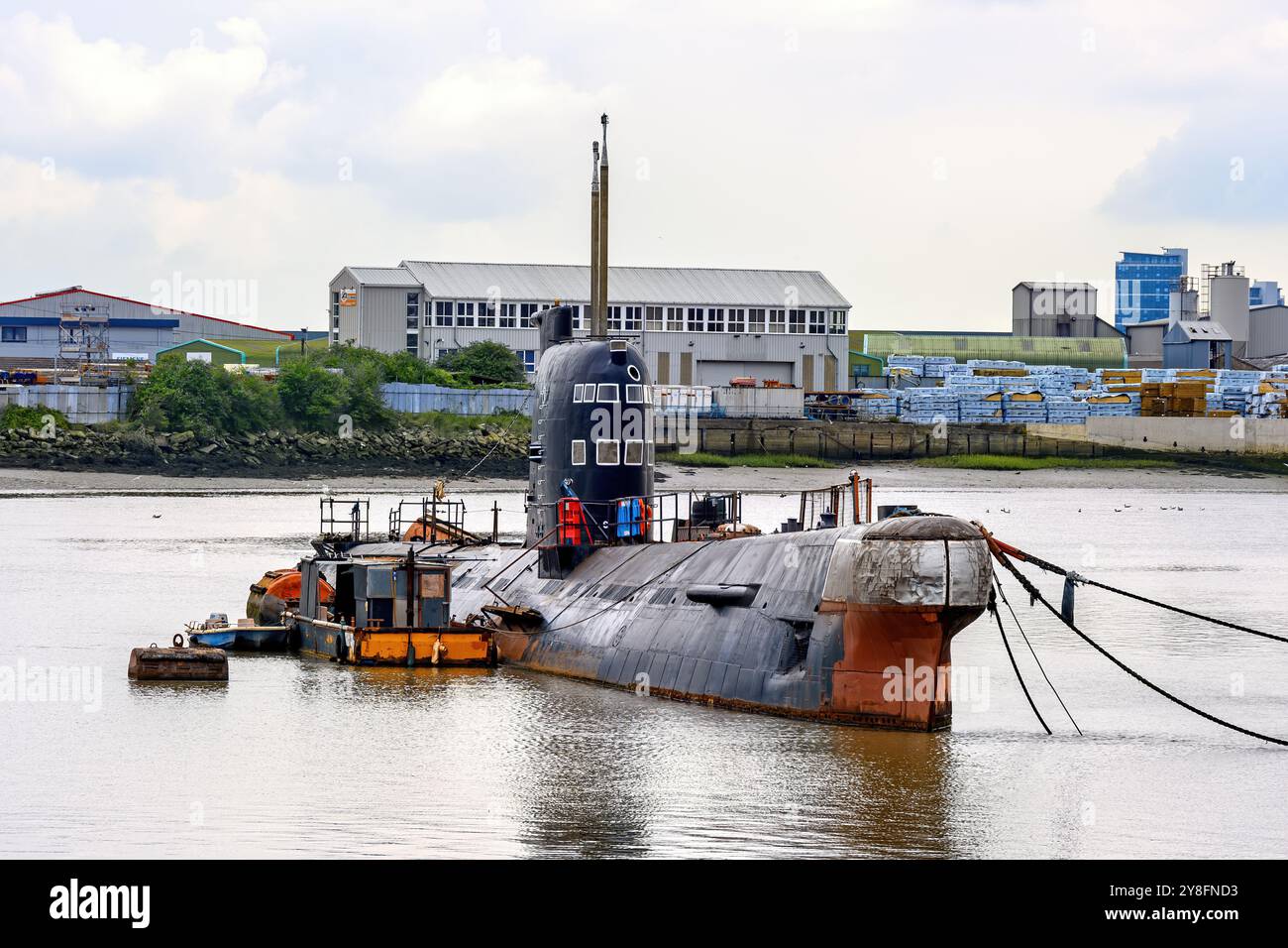 Black Widow U-475 ist ein ehemaliges U-Boot der sowjetischen Marine Project 641 (Foxtrot-Klasse), das auf die Restaurierung am River Medway bei Rochester wartet. Stockfoto