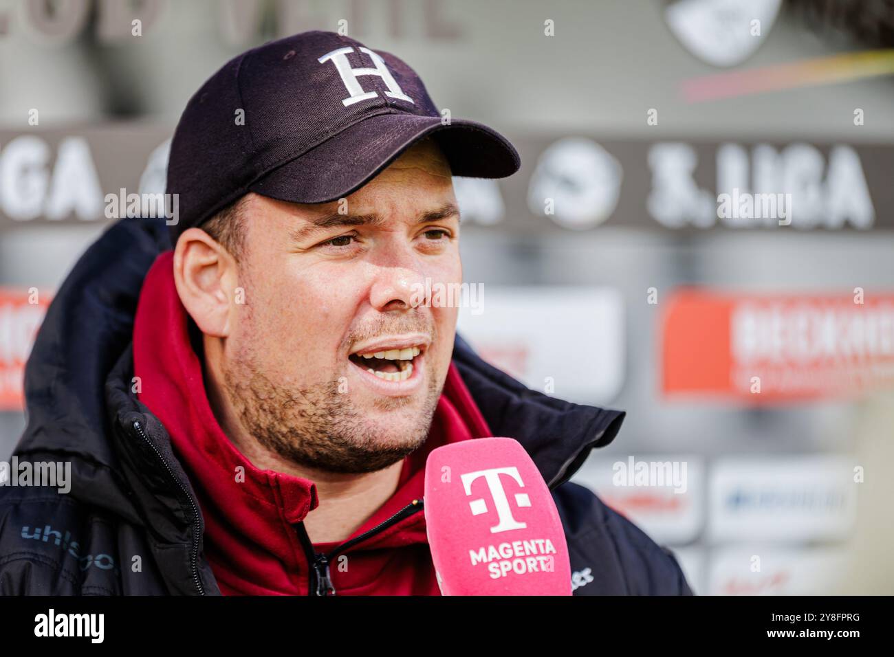 Marc Unterberger (SpVgg Unterhaching, Cheftrainer) im Interview mit Magenta TV GER, SC Verl vs. SpVgg Unterhaching, Fussball, 3. Liga, 9. Spieltag, Spielzeit 2024/2025, 05.10.2024 DFL-Vorschriften verbieten die Verwendung von Fotografen als Bildsequenzen und/oder Quasi-Video. Foto: Eibner-Pressefoto / Jan Rollinger Stockfoto