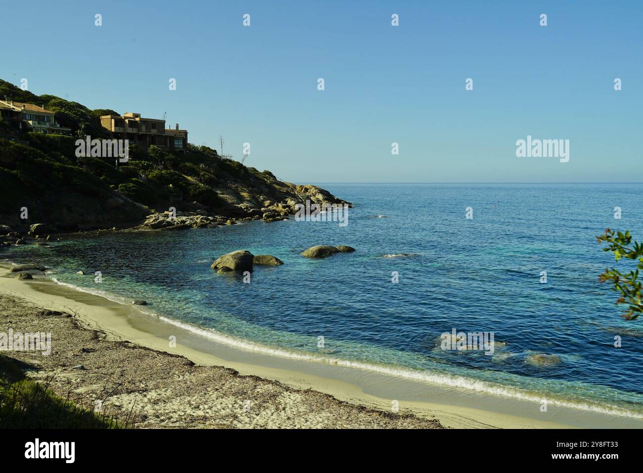 Der Strand von Capo Carbonara wird von der alten Festung dominiert. Villasimius, Küste der Provinz Südsardinien, Italien Stockfoto