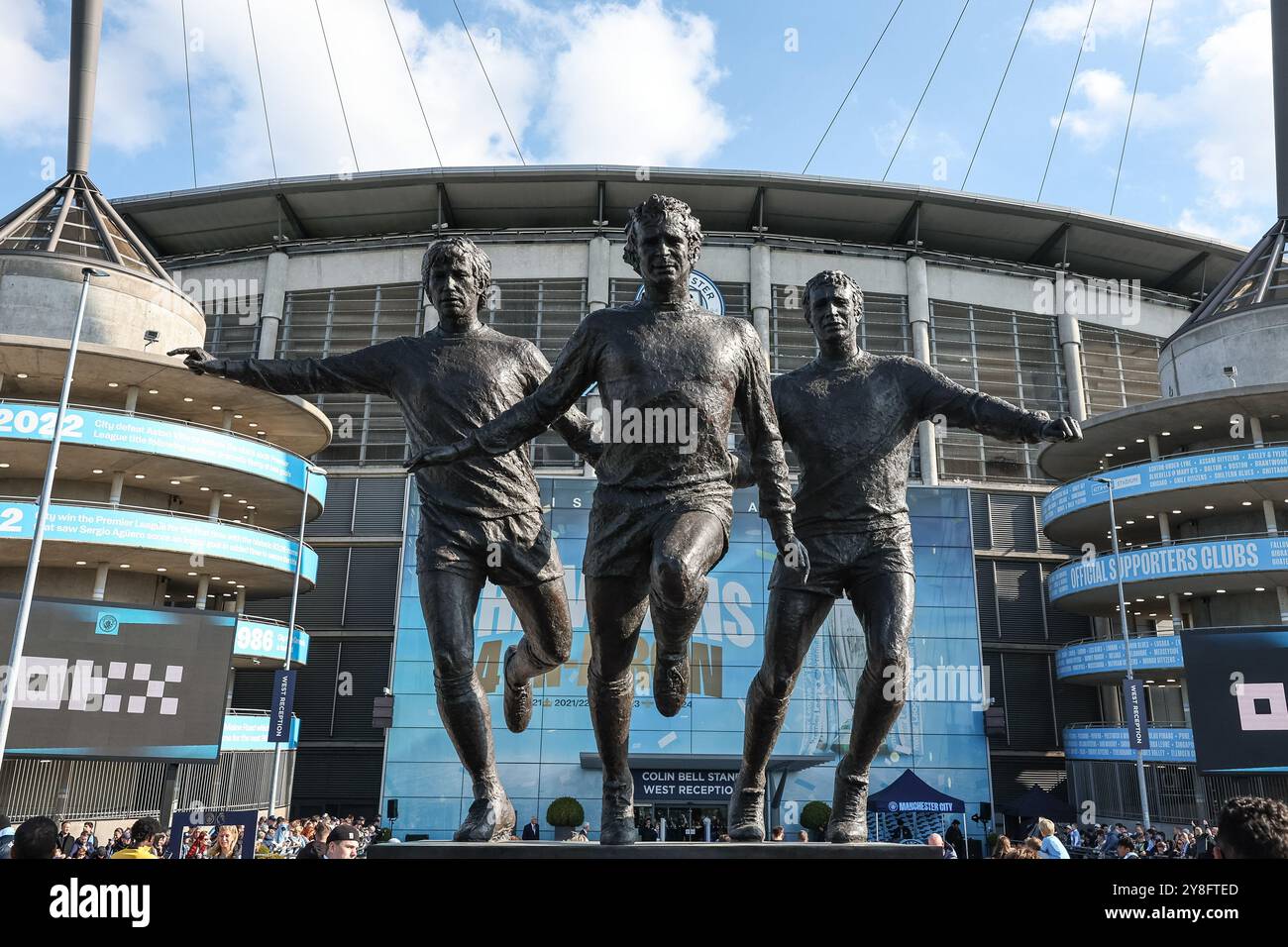 Eine Statue zu Ehren des legendären Trios Colin Bell, Francis Lee und Mike Summerbee während des Premier League Spiels Manchester City gegen Fulham im Etihad Stadium, Manchester, Großbritannien, 5. Oktober 2024 (Foto: Mark Cosgrove/News Images) Stockfoto