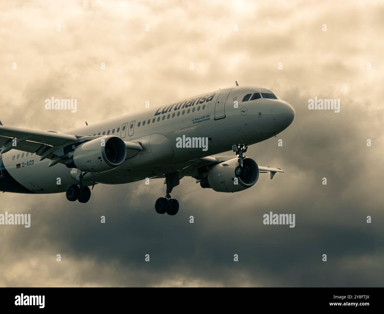 Airbus A320-214 Lufthansa landet. Stockfoto