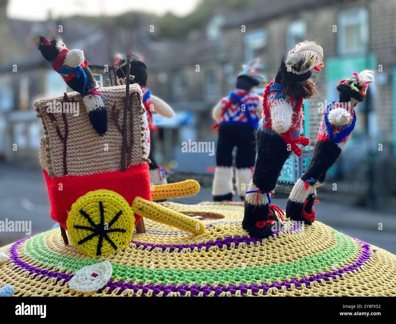 Saddleworth Rushcart gestrickte Tänzerinnen oben auf dem Postkarton, Saddleworth, Oldham, Greater Manchester, Großbritannien - Smartphone-aufgenommenes Stockfoto