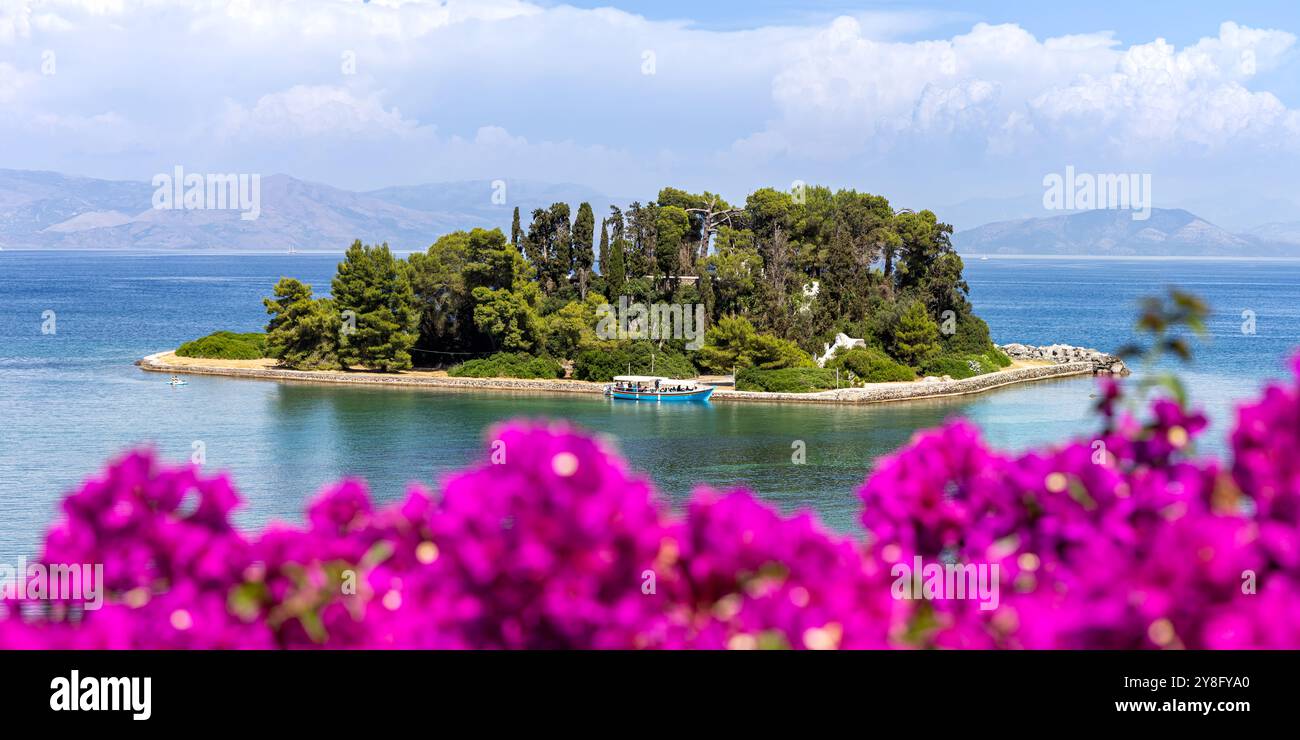 Maus Insel am Mittelmeer mit Blumen Panorama Urlaub auf Korfu Insel in Griechenland Stockfoto