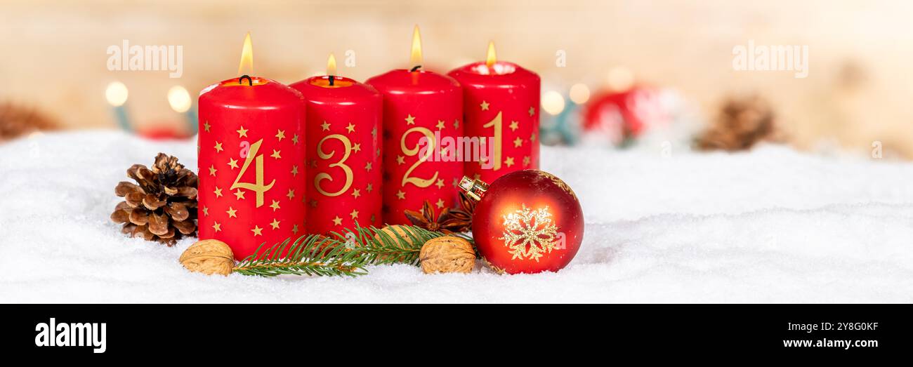 Vierter 4. Adventssonntag mit brennender Kerze Weihnachtsdekoration Kartenbanner mit Copyspace Kopierraum Stockfoto