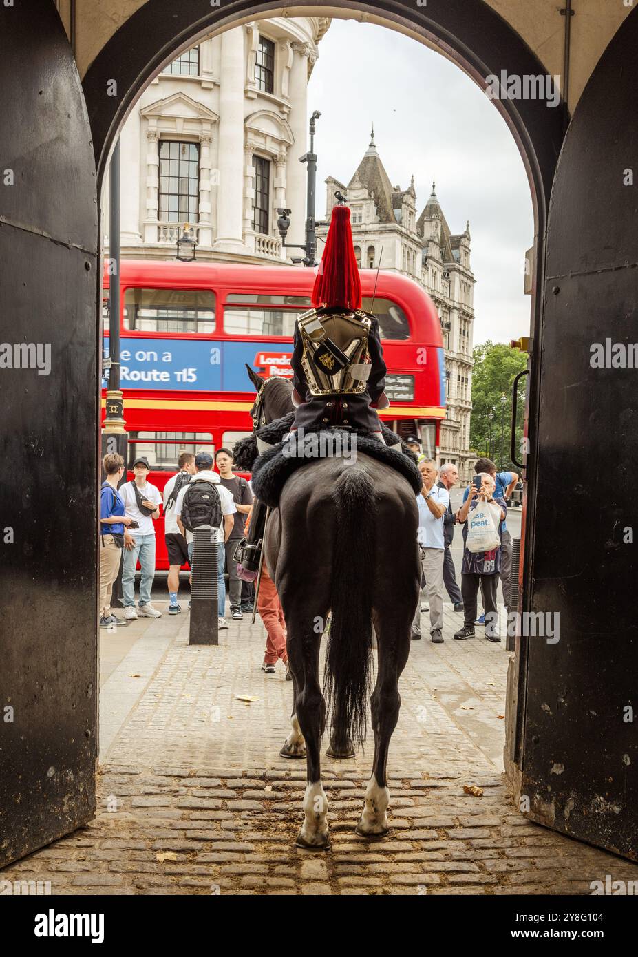 The Queen's Guard, London, England - 3. August 2024 - Ein Mitglied des renommierten Household Cavallry Regiments erfüllt zeremonielle Aufgaben Stockfoto