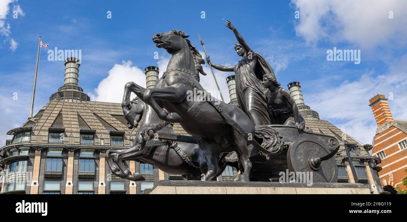 London, England - 03. August 2024 - Eine Bronzestatue von Boudica - Eine keltische Königin hebt einen Speer in die Luft Stockfoto