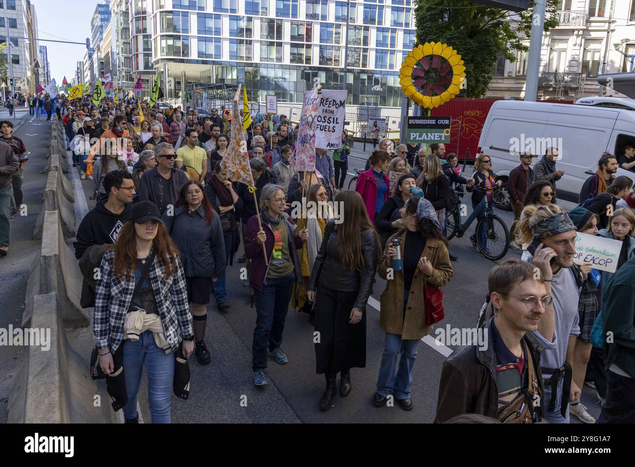 Brüssel, Belgien Oktober 2024. Dieses Bild zeigt und eine Protestaktion von United for Climate Justice (UCJ), einer Koalition von 30 Klimabewegungen, gegen Subventionen für fossile Brennstoffe, am Samstag, den 05. Oktober 2024 in Brüssel. BELGA FOTO NICOLAS MAETERLINCK Credit: Belga News Agency/Alamy Live News Stockfoto