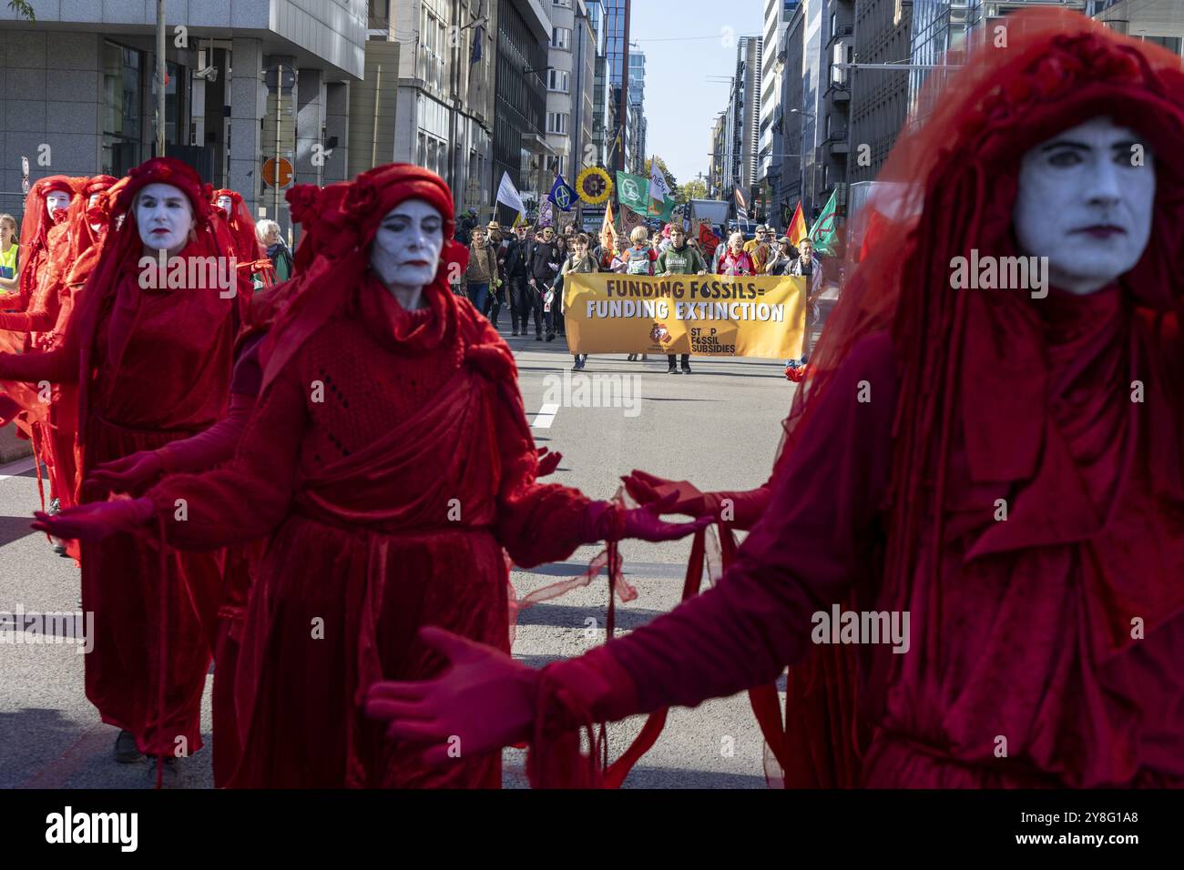 Brüssel, Belgien Oktober 2024. Dieses Bild zeigt und eine Protestaktion von United for Climate Justice (UCJ), einer Koalition von 30 Klimabewegungen, gegen Subventionen für fossile Brennstoffe, am Samstag, den 05. Oktober 2024 in Brüssel. BELGA FOTO NICOLAS MAETERLINCK Credit: Belga News Agency/Alamy Live News Stockfoto