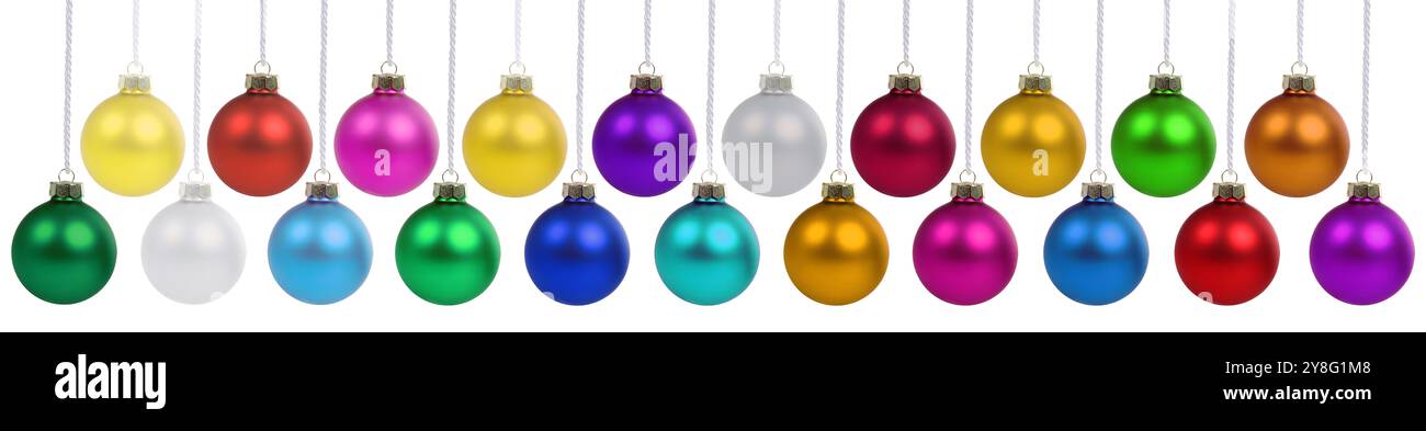 Weihnachtsschmuck viele Kugeln Kugeln Dekoration Banner hängen isoliert auf einem weißen Hintergrund Stockfoto