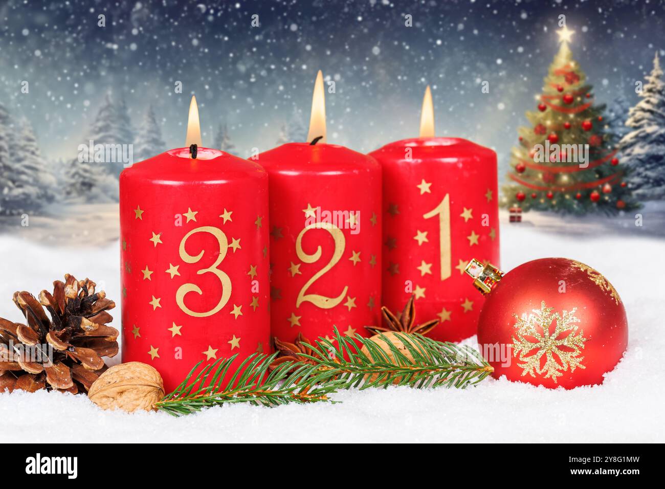 Dritter 3. Sonntag im Advent mit brennender Kerze Weihnachtskarte Zeit Winter Schnee Hintergrund mit Copyspace Kopierraum Stockfotografie