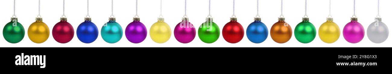 Weihnachtskugel Kugeln Kugeln Kugel Dekoration Banner bunt in einer Reihe isoliert auf einem weißen Hintergrund Stockfoto