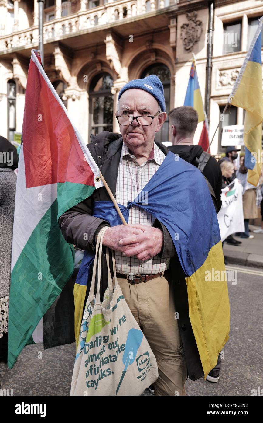 London/UK. 5. OCT, 2024ein Jahr nach der israelischen Offensive gegen Gaza, die über 41.000 Todesopfer forderte, und während eines neuen Eingriffs auf den Libanon marschierten Menschen nach Whitehall und forderten die britische Regierung auf, einen Waffenstillstand und ein Waffenembargo zu verhängen, um einen regionalen Krieg im Nahen Osten zu verhindern. Aubrey Fagon/Alamy Live News Stockfoto