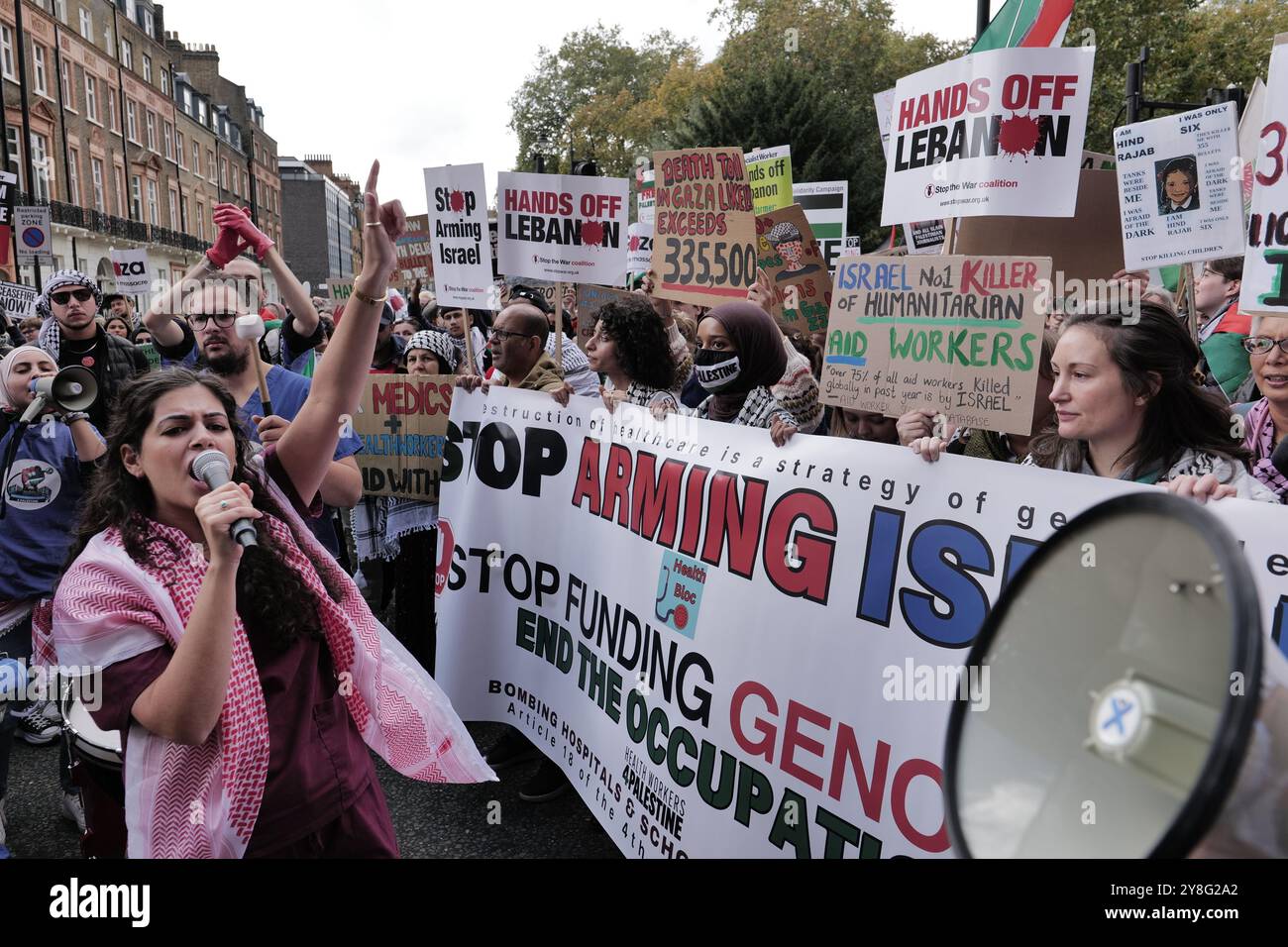 London/UK. 5. OCT, 2024ein Jahr nach der israelischen Offensive gegen Gaza, die über 41.000 Todesopfer forderte, und während eines neuen Eingriffs auf den Libanon marschierten Menschen nach Whitehall und forderten die britische Regierung auf, einen Waffenstillstand und ein Waffenembargo zu verhängen, um einen regionalen Krieg im Nahen Osten zu verhindern. Aubrey Fagon/Alamy Live News Stockfoto