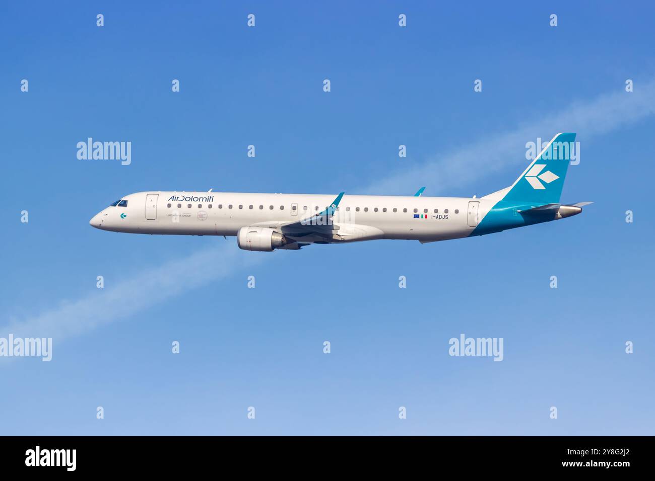 München, Deutschland - 6. Februar 2024: Air Dolomiti Embraer ERJ 195 Flugzeug am Flughafen München (MUC) in Deutschland. Stockfoto