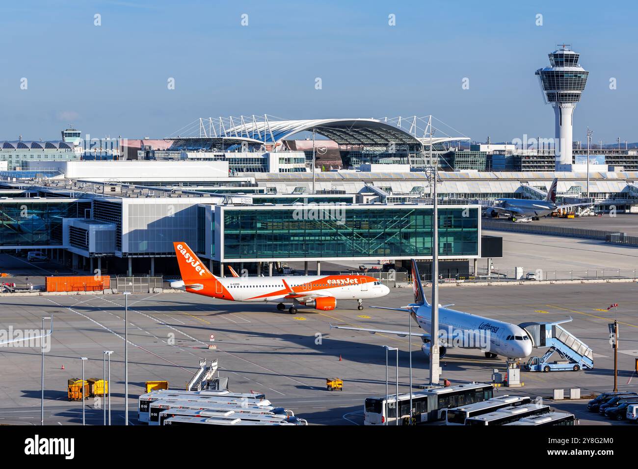 München, Deutschland - 6. Februar 2024: EasyJet Airbus A320 Flugzeug mit Terminal 1 Erweiterung am Flughafen München (MUC) in Deutschland. Stockfoto