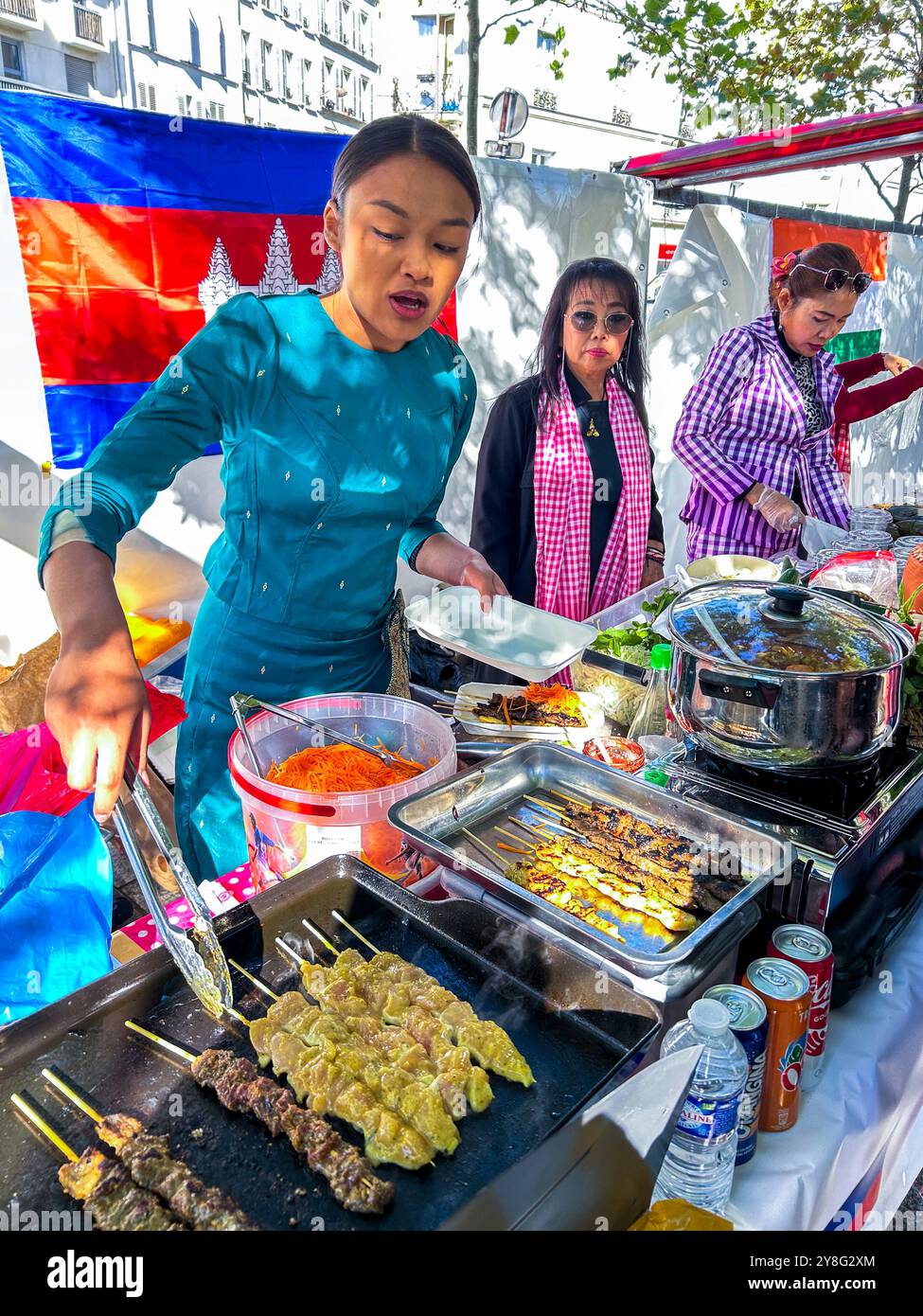 Paris, Frankreich, Kambodschanische Frauen, Street Food, Exotic Food beim International Food Street Festival, „Marché des Culines du Monde“, Frankreich Immigration Stockfoto