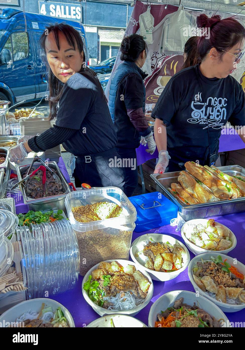 Paris, Frankreich, Vietnamese Frau Selling, Street Food, Exotic Food beim International Food Street Festival, „Marché des Culines du Monde“, Stockfoto