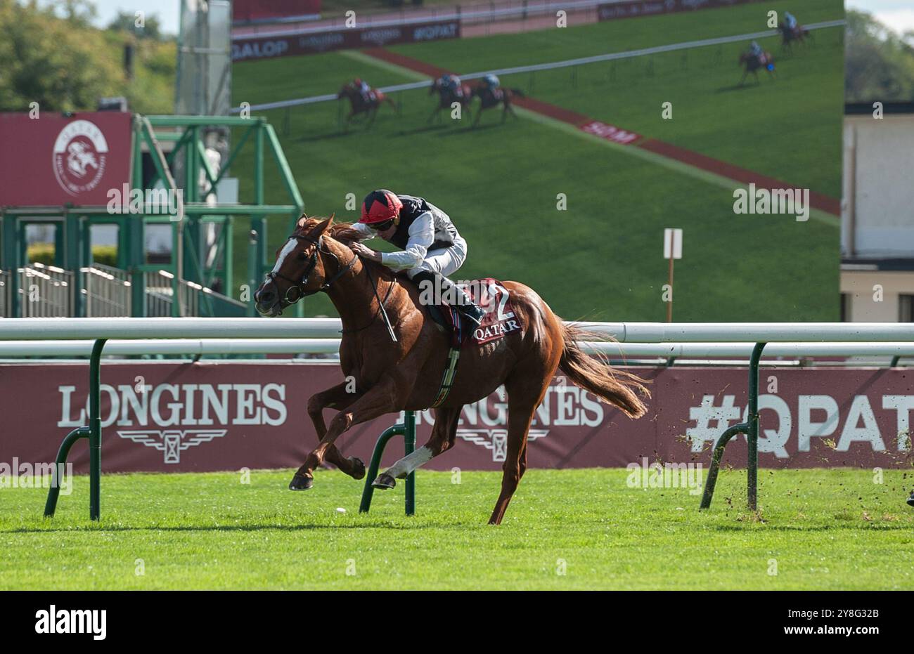 Paris, Frankreich. Samstag, 5. Oktober 2024. Kyprios und Ryan Moore gewinnen den Gruppe 1 Qatar Prix du Cadran für Trainer Aidan O'Brien und Besitzer Moyglare, Mrs. J. Magnier, M Tabor & Co Stockfoto