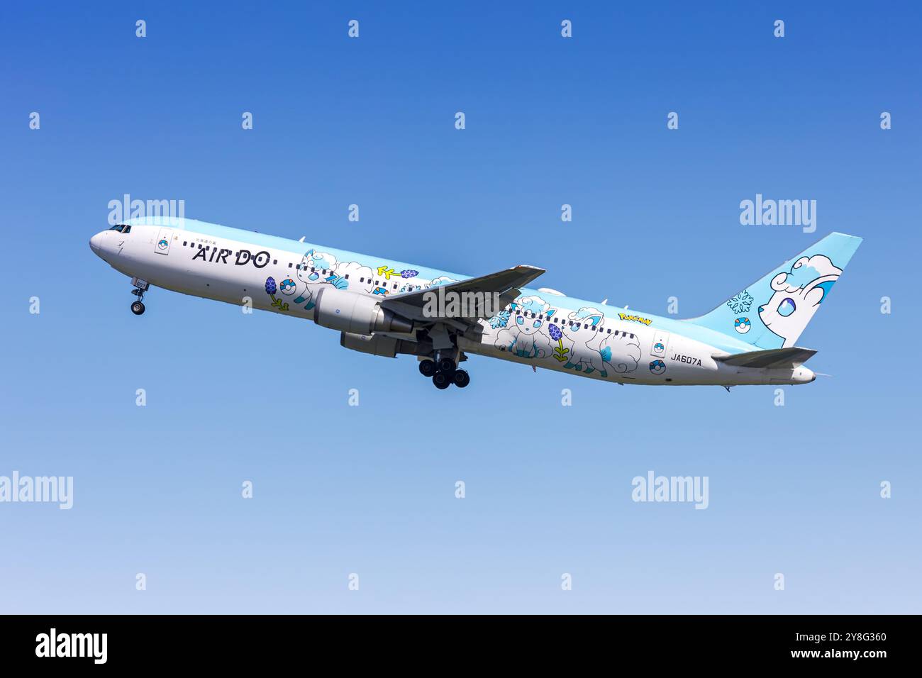 Tokio, Japan - 6. Oktober 2023: Air Do Boeing 767-300ER mit Pokémon Rokon Jet Sonderlackierung am Flughafen Tokio Haneda (HND) in Japan. Stockfoto