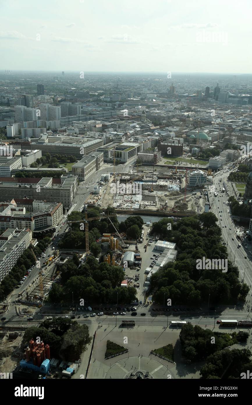 In der Abenddämmerung zeigt die Skyline Berlins eine Mischung aus historischen Gebäuden und modernen Bauten, die einen lebendigen städtischen Wandteppich schaffen. Die erweiterte Ansicht capt Stockfoto