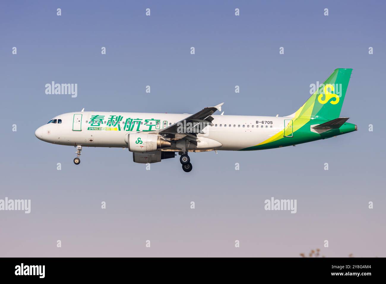 Shanghai, China - 9. April 2024: Spring Airlines Airbus A320 am Flughafen Shanghai Hongqiao (SHA) in China. Stockfoto
