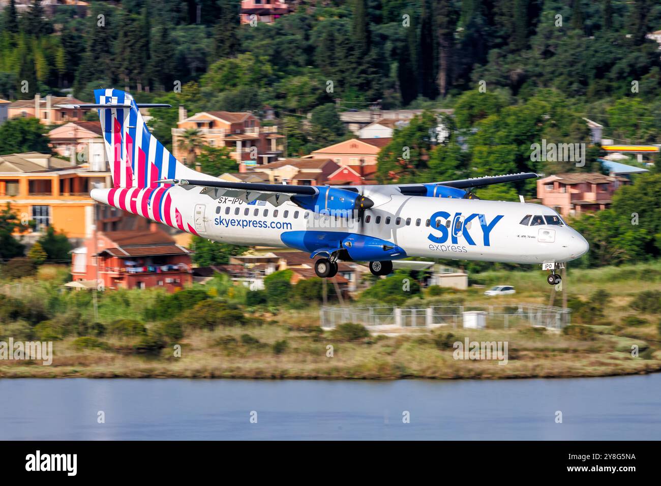 Korfu, Griechenland - 6. Juni 2024: Sky Express ATR 72-200 Flugzeug am Flughafen Korfu (CFU) in Griechenland. Stockfoto