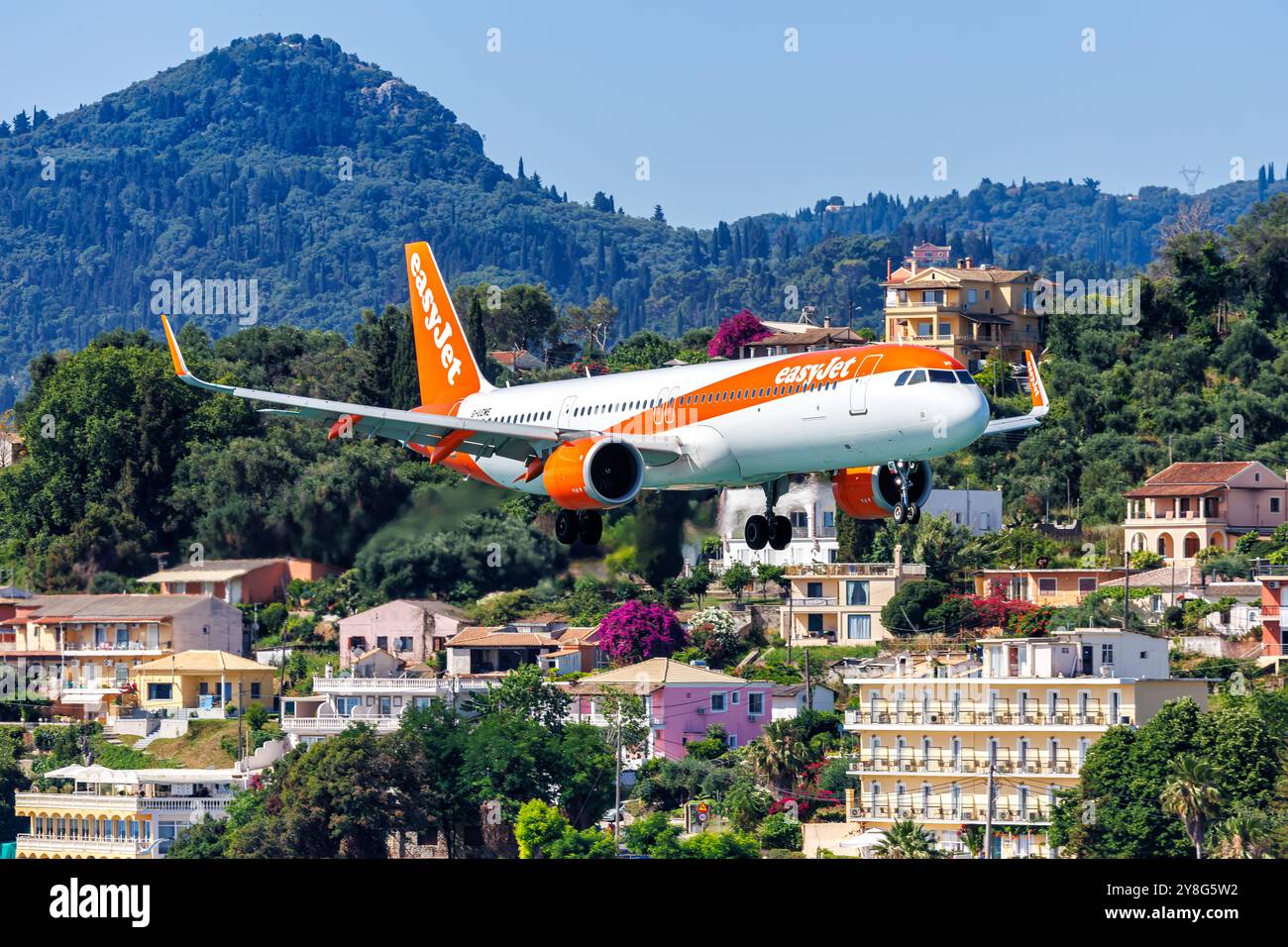 Korfu, Griechenland - 8. Juni 2024: EasyJet Airbus A321neo am Flughafen Korfu (CFU) in Griechenland. Stockfoto