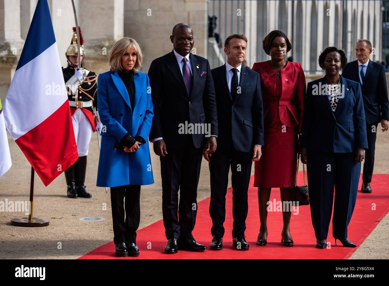 FRANKREICH-FRANKOPHONIE-POLITIK-TOP-LEVEL GIPFELDIPLOMATIE Frankreichs Präsident Emmanuel Macron Zentrum, seine Frau Brigitte Macron L und die Generalsekretärin der Frankophonie Louise Mushikiwabo R posieren für Fotografien neben Gabuns Übergangspräsident Brice Oligui Nguema 2L und seiner Frau Zita Oligui Nguema 2R während des 19. Gipfels der Frankophonie auf der Cite internationale de la langue FRANCAISE im Schloss Villers Cotterets, 4. Oktober 2024. VILLERS-COTTERETS HAUTS-DE-FRANCE COPYRIGHT: XANDREAXSAVORANIXNERIX FRANCE-FRANCOPHONIE-POLITICS-TOP ASAVORANINERI-16 Stockfoto