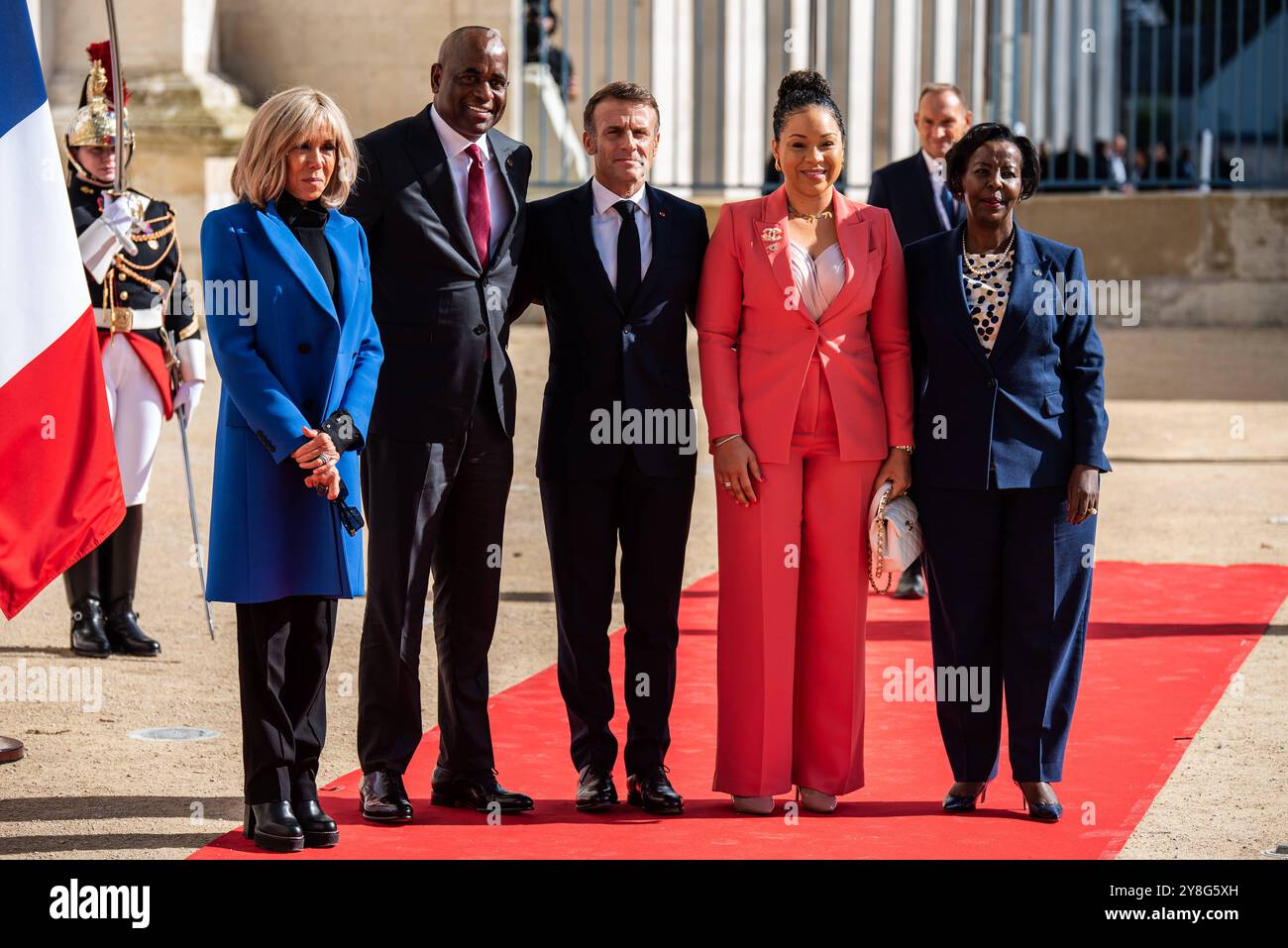 FRANKREICH-FRANKOPHONIE-POLITIK-TOP-LEVEL-GIPFELDIPLOMATIE Frankreichs Präsident Emmanuel Macron Zentrum, seine Frau Brigitte Macron L und die Generalsekretärin der Frankophonie Louise Mushikiwabo R posieren für Fotografien neben Dominicas Premierminister Roosevelt Skerrit 2L und seiner Frau Melissa Poponne-Skerrit 2R während des 19. Gipfels der Frankophonie auf der Cite internationale de la langue FRANCAISE in der Burg Villers-Cotterets am 4. Oktober 2024. VILLERS-COTTERETS HAUTS-DE-FRANCE COPYRIGHT: XANDREAXSAVORANIXNERIX FRANCE-FRANCOPHONIE-POLITICS-TOP ASAVORANINERI-13 Stockfoto