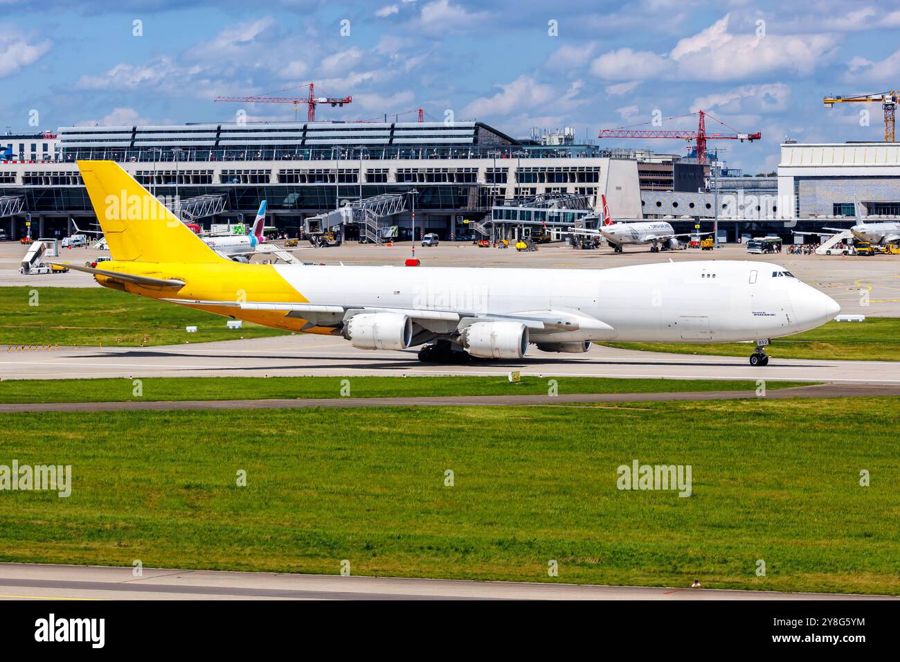 Stuttgart, Deutschland - 14. Juli 2024: Flugzeug der Atlas Air Boeing 747-8F am Flughafen Stuttgart (STR) in Deutschland. Stockfoto