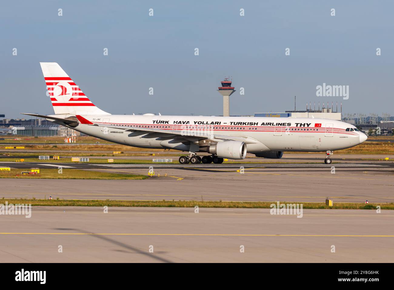 Frankfurt - 6. August 2024: Turkish Airlines Airbus A330-200 mit Retro-Sonderlackierung in Frankfurt. Stockfoto