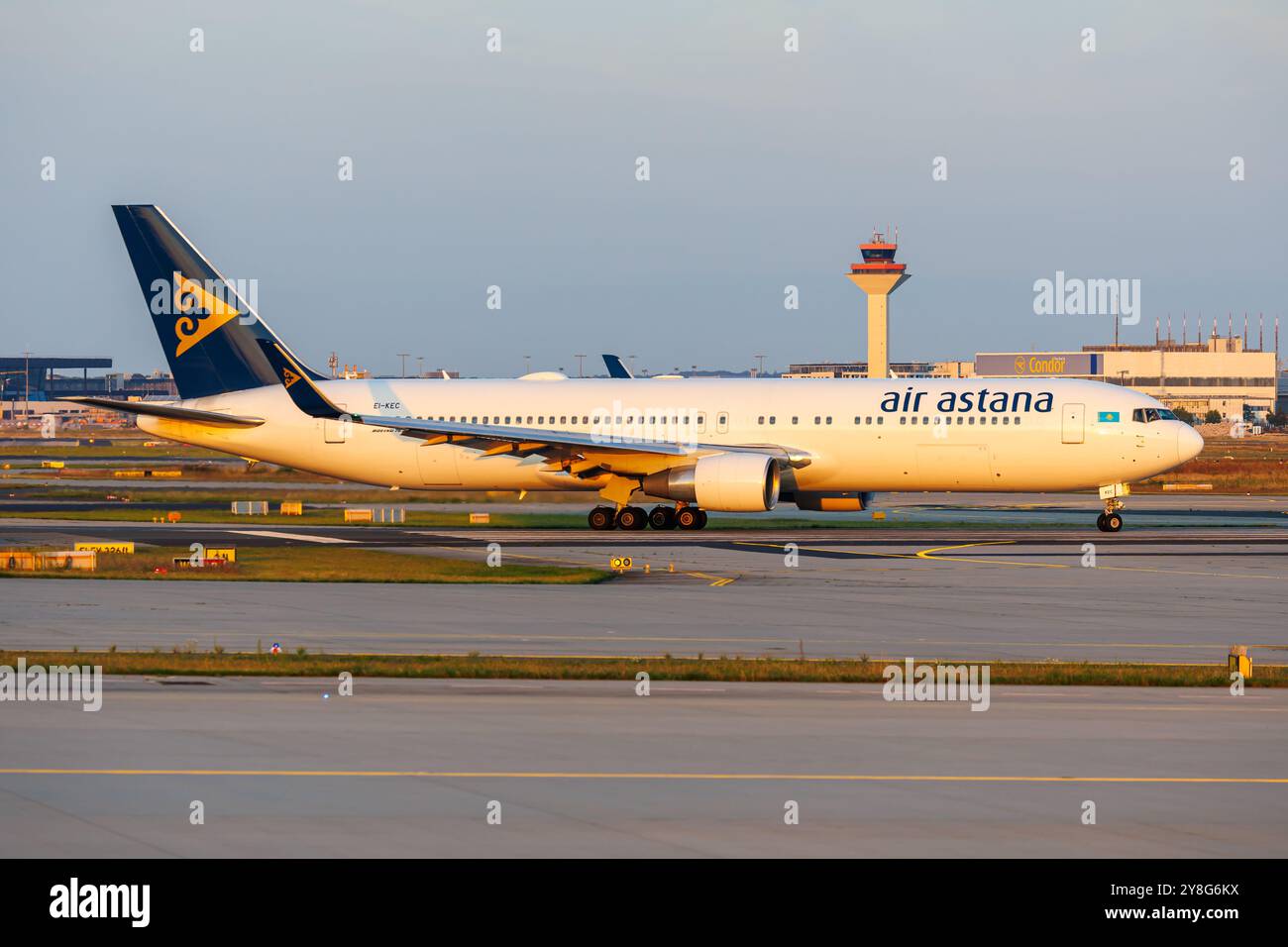 Frankfurt, Deutschland - 6. August 2024: Air Astana Boeing 767-300ER Flugzeug in Frankfurt. Stockfoto