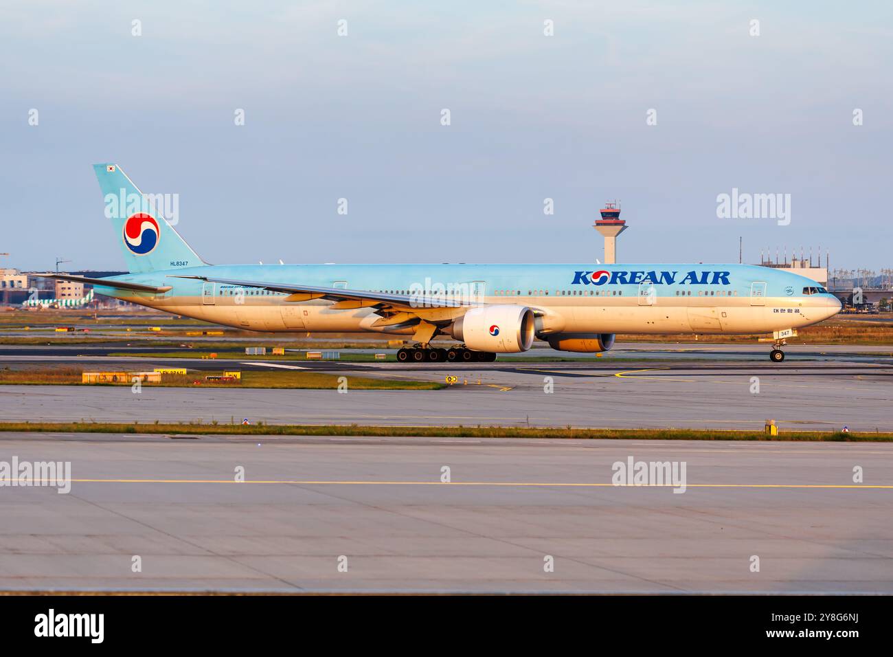 Frankfurt, Deutschland - 6. August 2024: Korean Air Boeing 777-300ER in Frankfurt. Stockfoto