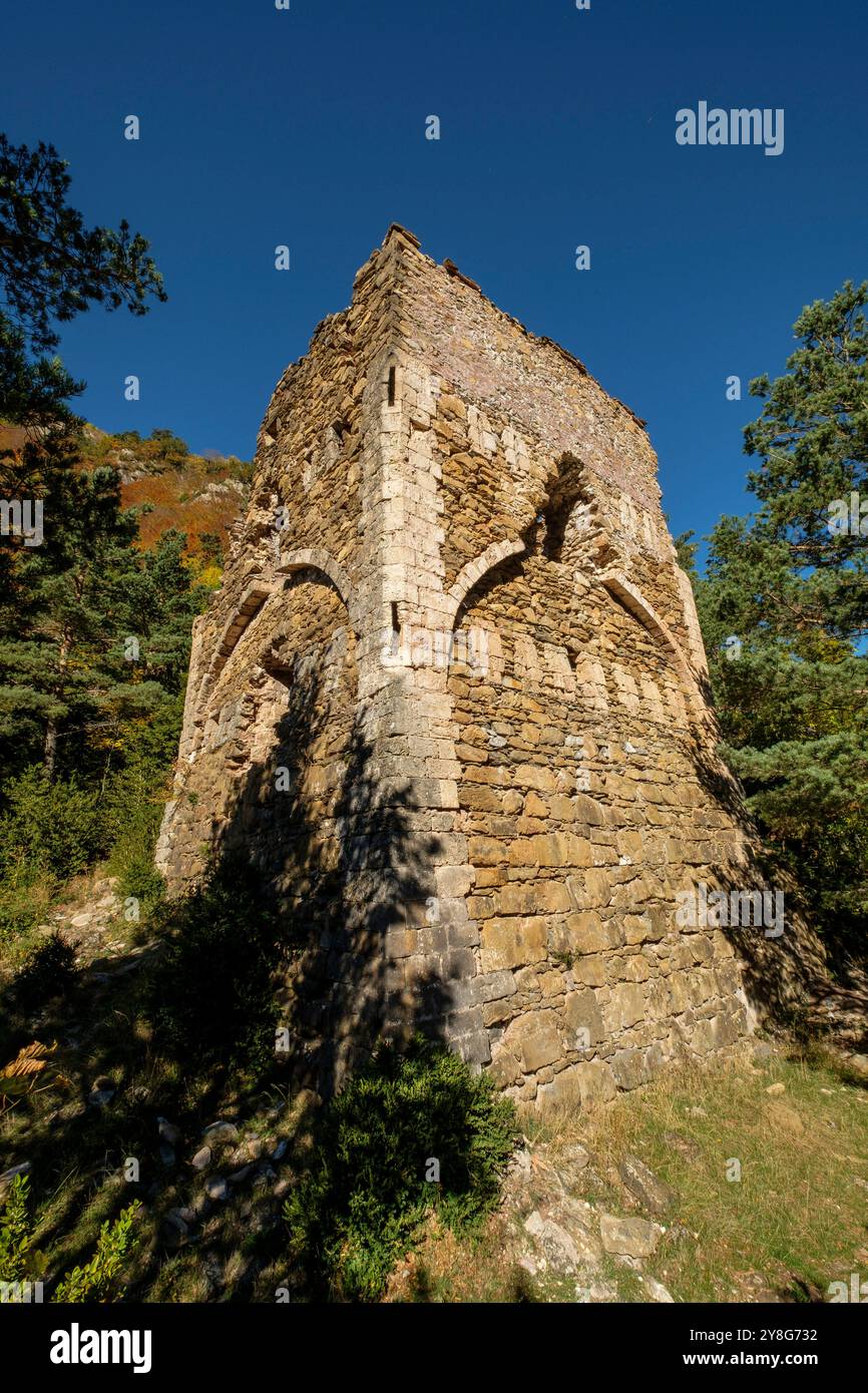 Turm von Felipe II, - castillo viejo -, alter Aussichtsturm, der die Passage verteidigte, Römerstraße, Boca del Infierno Route, Tal von Hecho, westliche Täler, Huesca, Aragon, Spanien. Stockfoto