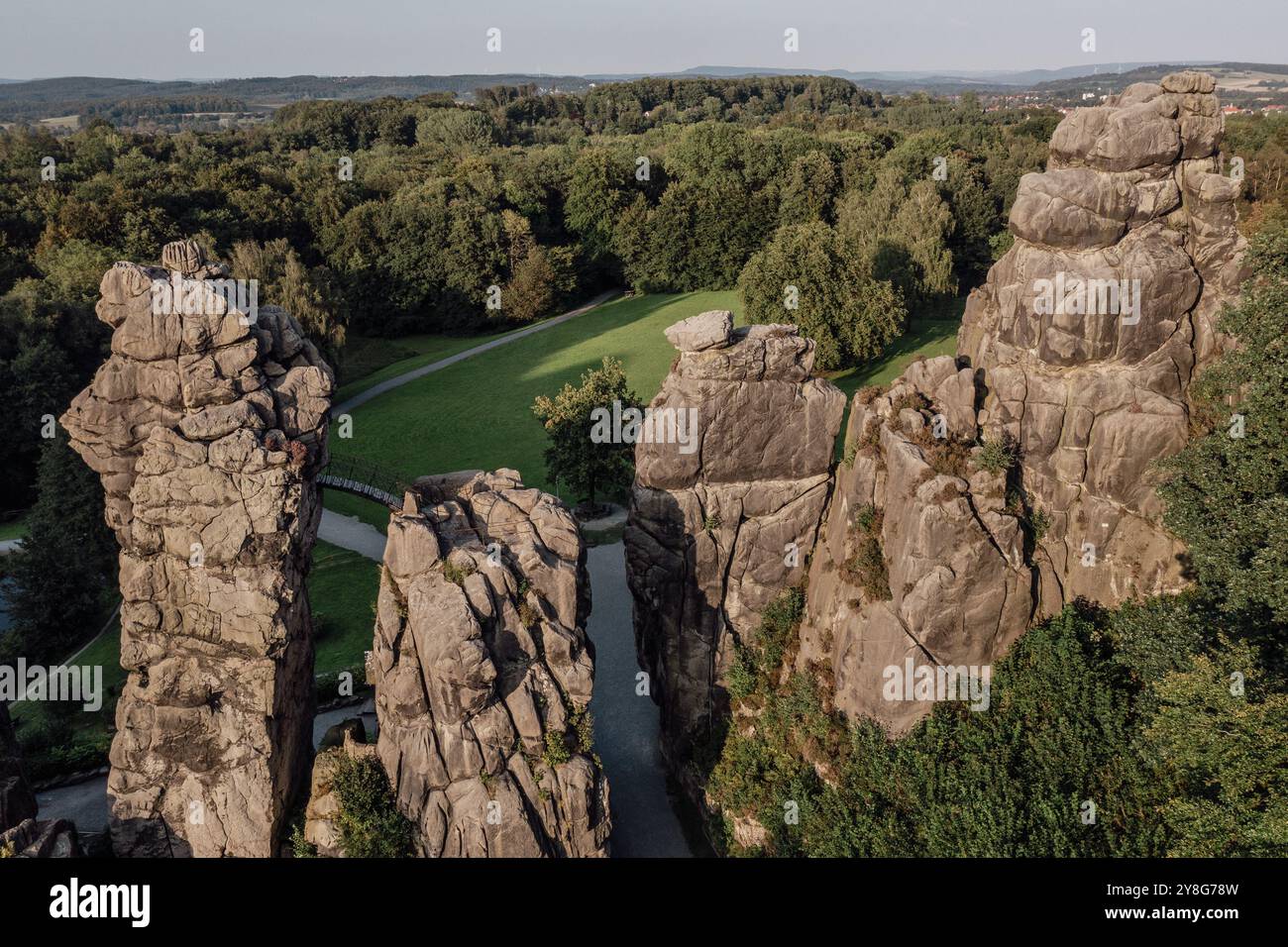 Drohnenansicht der Sandsteinformation Externsteine ​​a Teutoburger Wald Stockfoto