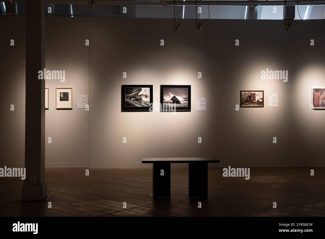 Die Dokfotosalong 2024 des Arbetets Museums in Norrköping läuft vom 29. September 2024 bis 12. Januar 2025. Dieses Jahr stand das Thema Time Travel. Stockfoto