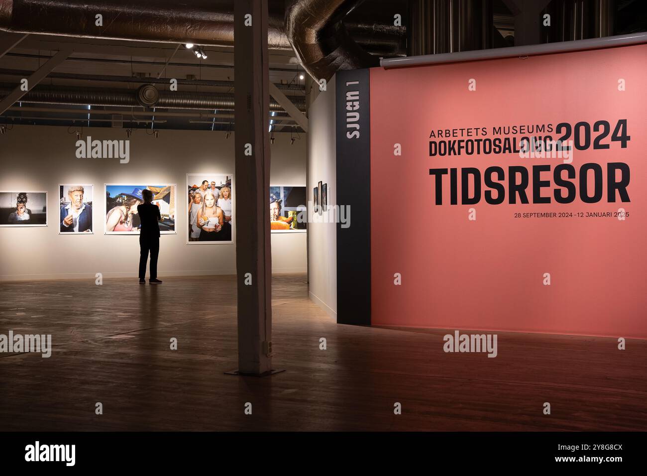 Die Dokfotosalong 2024 des Arbetets Museums in Norrköping läuft vom 29. September 2024 bis 12. Januar 2025. Dieses Jahr stand das Thema Time Travel. Stockfoto