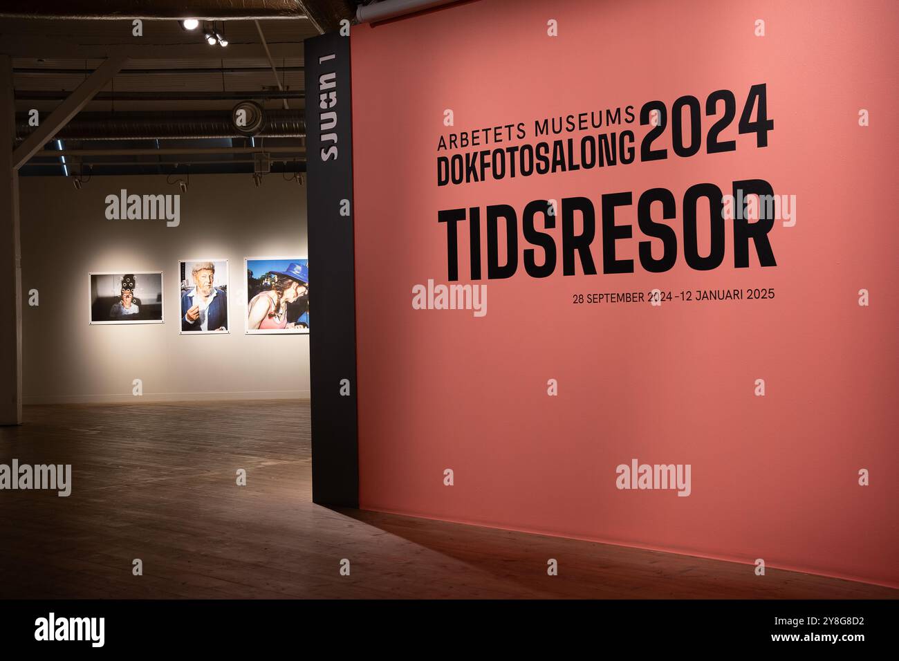 Die Dokfotosalong 2024 des Arbetets Museums in Norrköping läuft vom 29. September 2024 bis 12. Januar 2025. Dieses Jahr stand das Thema Time Travel. Stockfoto
