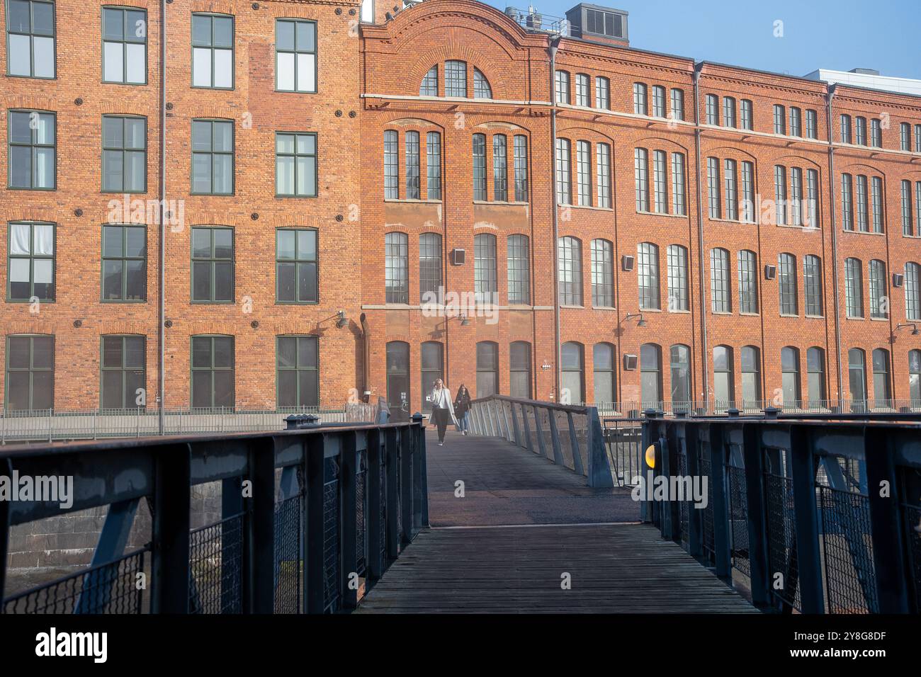 Campus Norrköping bei Kåkenhus in der alten Industrielandschaft an einem nebeligen Herbstmorgen. Norrköping ist eine historische Industriestadt in Schweden. Stockfoto