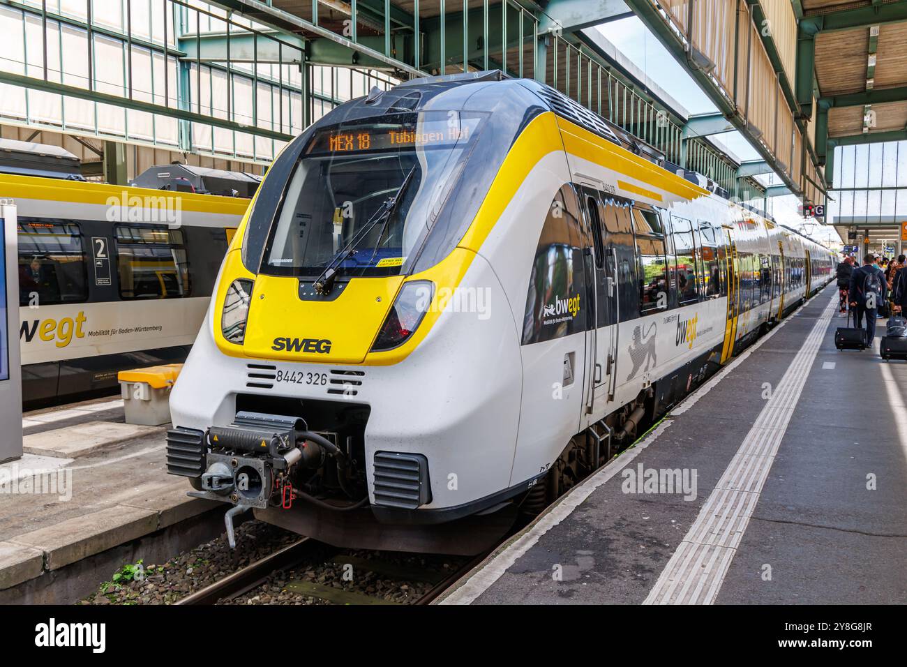 Stuttgart – 25. Mai 2024: Bombardier Talent 3 Regionalzug der SWEG am Hauptbahnhof Stuttgart. Stockfoto