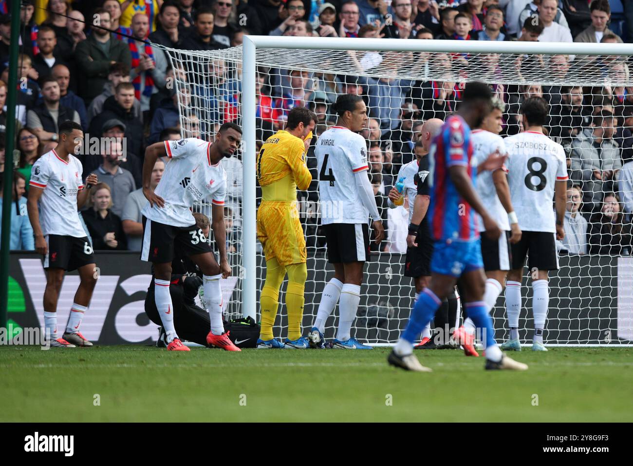 LONDON, UK - 5. Oktober 2024: Alisson Becker aus Liverpool reagiert auf Verletzungen und Zwangsmaßnahmen während des Premier League-Spiels zwischen Crystal Palace FC und Liverpool FC im Selhurst Park (Quelle: Craig Mercer/ Alamy Live News) Stockfoto