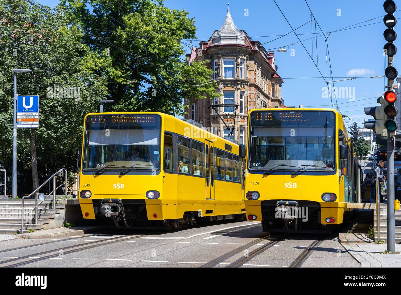 Stuttgart, Deutschland - 8. Juli 2024: Stadtbahn Stuttgart Stadtbahnen vom Typ DT 8 ÖPNV auf der Linie U15 an der Haltestelle Eugensplatz in Stuttgart, GE Stockfoto