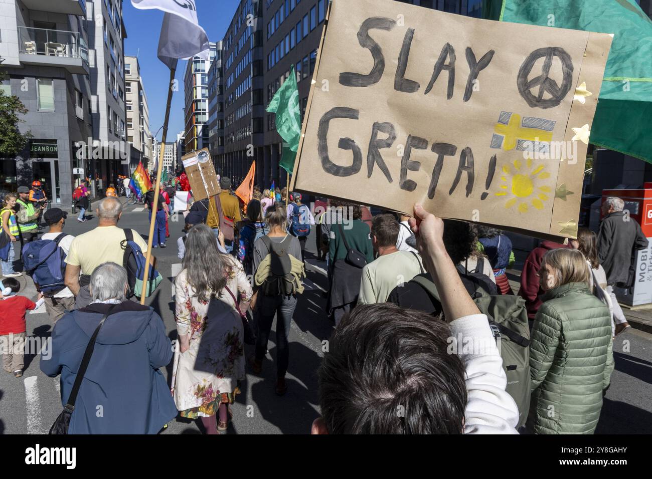 Brüssel, Belgien Oktober 2024. Dieses Bild zeigt eine Protestaktion von United for Climate Justice (UCJ), einer Koalition von 30 Klimabewegungen, gegen Subventionen für fossile Brennstoffe am Samstag, den 05. Oktober 2024 in Brüssel. BELGA FOTO NICOLAS MAETERLINCK Credit: Belga News Agency/Alamy Live News Stockfoto