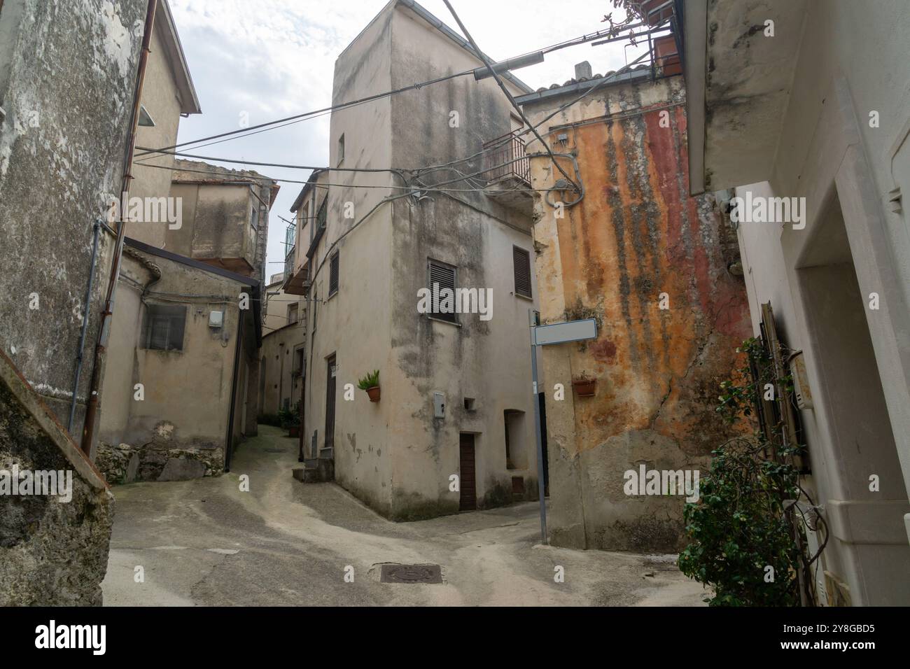 Blick auf die Straßen von Santa Maria Oliveto in Molise, Italien Stockfoto