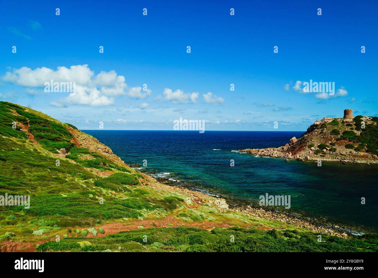 Die wunderschöne Bucht mit kristallklarem Wasser von Torre del Porticciolo, Alghero Sardinien, Italien Stockfoto