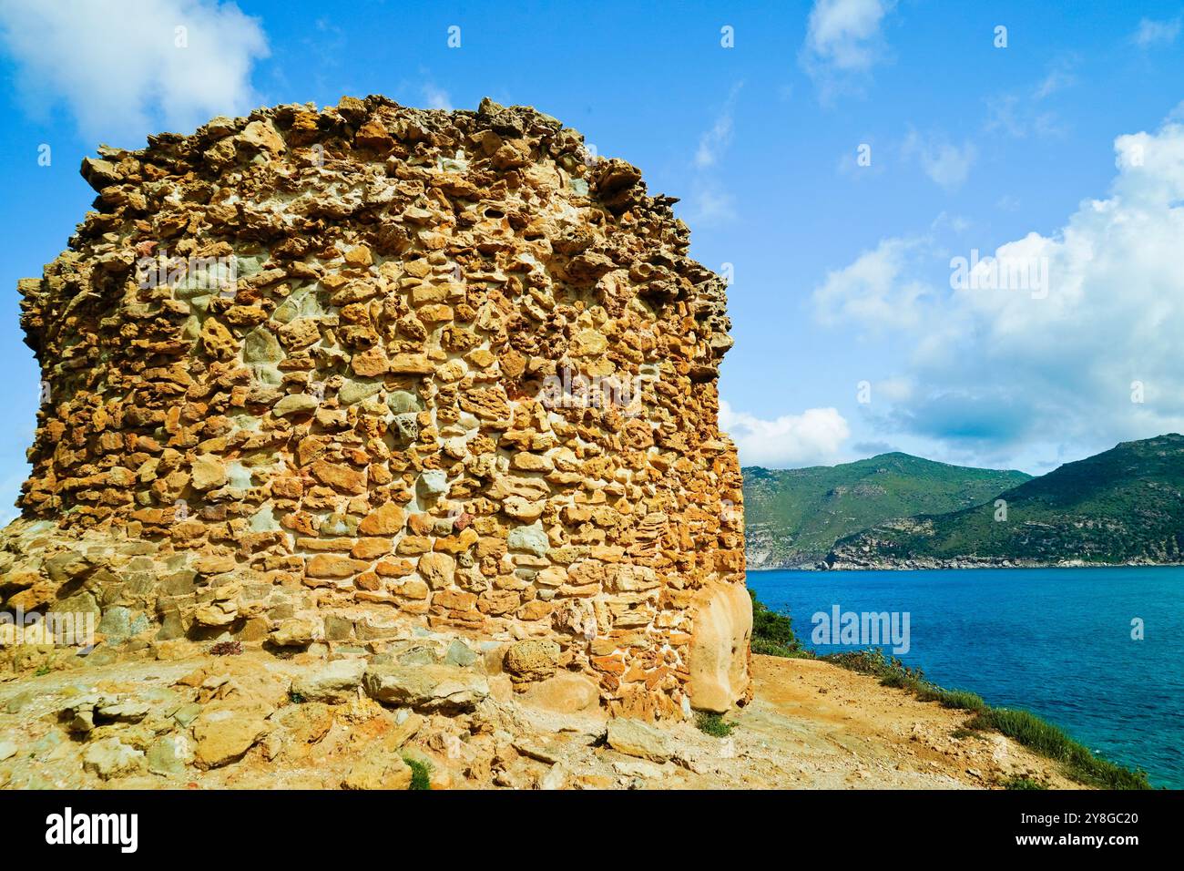 Die wunderschöne Bucht mit kristallklarem Wasser von Torre del Porticciolo, Alghero Sardinien, Italien Stockfoto