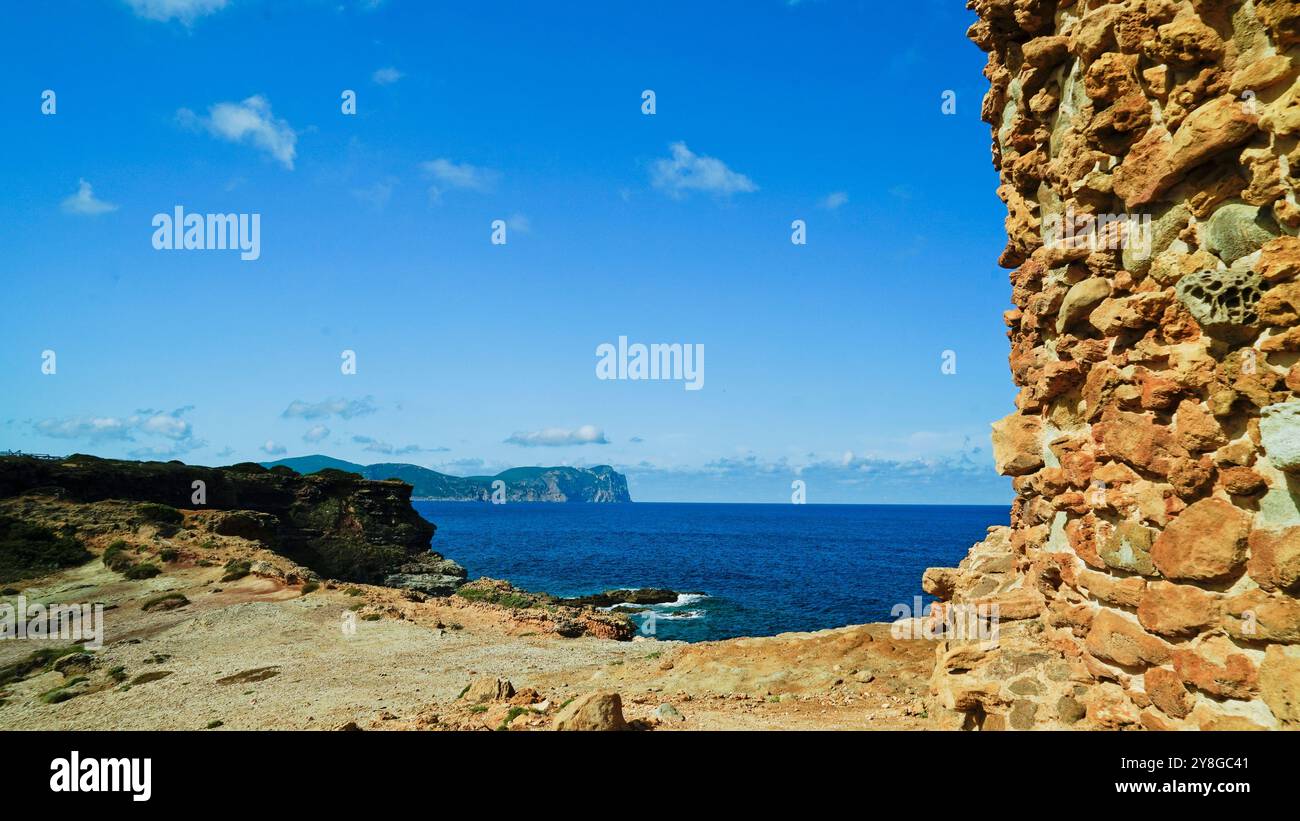 Die wunderschöne Bucht mit kristallklarem Wasser von Torre del Porticciolo, Alghero Sardinien, Italien Stockfoto