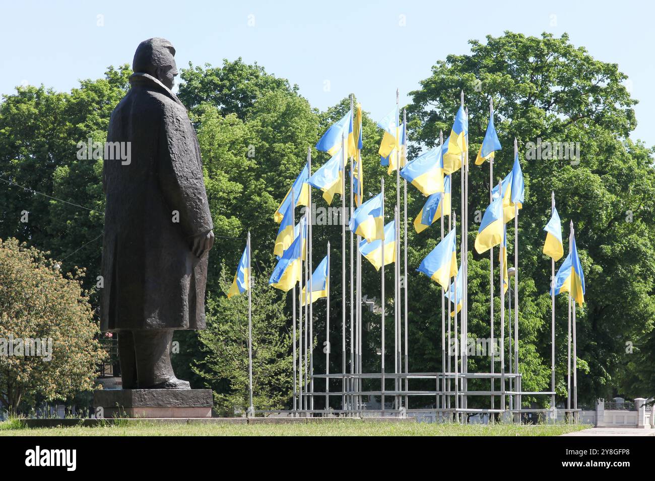 Statue von Andrejs Upitis mit ukrainischen Fahnen im Kronvalda Park in der Nähe des Kongresshauses in Riga, Lettland Stockfoto